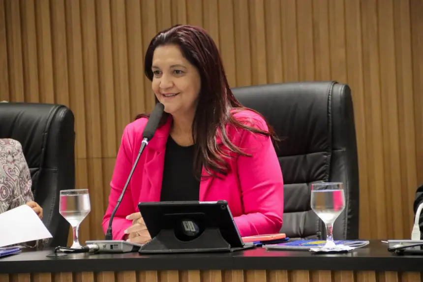 Vereadora Gislene Fonseca solicita implantação de casa de apoio em Uruaçu Vereadora Gislene Fonseca solicita implantação de casa de apoio em Uruaçu
