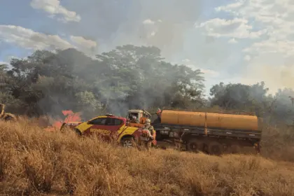 Incêndio em vegetação mobiliza bombeiros de Goianésia e caminhão pipa na zona rural de Vila Propício