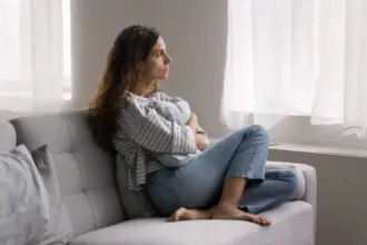 Veja como relacionamentos abusivos afetam a saúde mental das mulheres