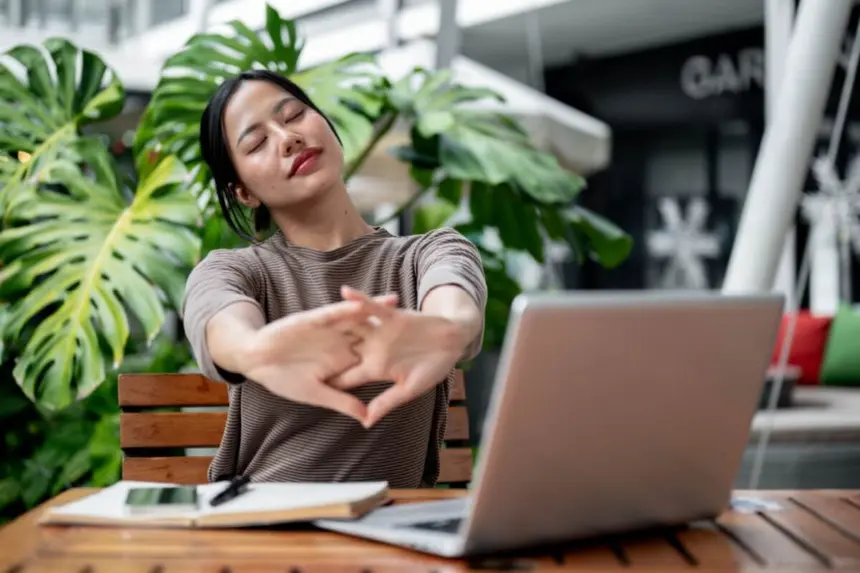 6 exercícios para aliviar dores causadas pelo trabalho no computador 6 exercícios para aliviar dores causadas pelo trabalho no computador