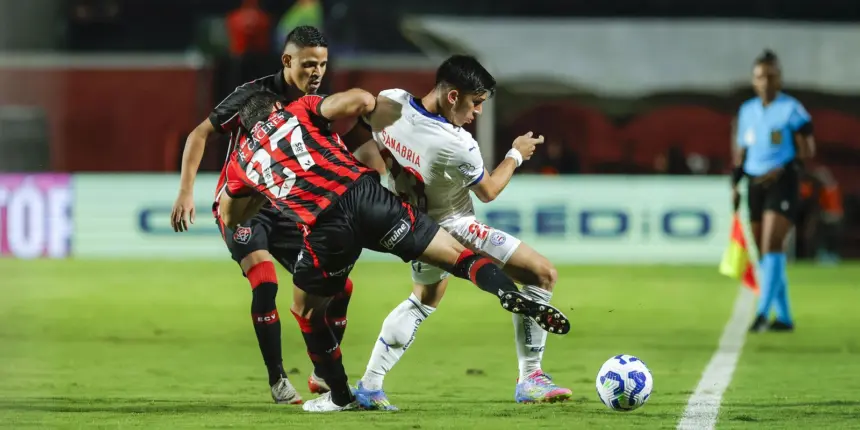 Vitória derrota Bahia e ganha fôlego na luta contra o rebaixamento Vitória derrota Bahia e ganha fôlego na luta contra o rebaixamento