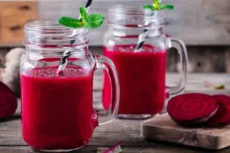 7 sucos para ajudar a desinchar o corpo