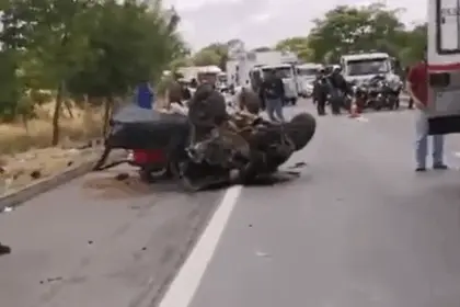 Atualização: Colisão entre carro e ambulância deixa três mortos e três feridos na BR-153