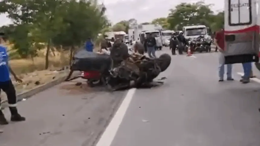 Atualização: Colisão entre carro e ambulância deixa três mortos e três feridos na BR-153 Atualização: Colisão entre carro e ambulância deixa três mortos e três feridos na BR-153