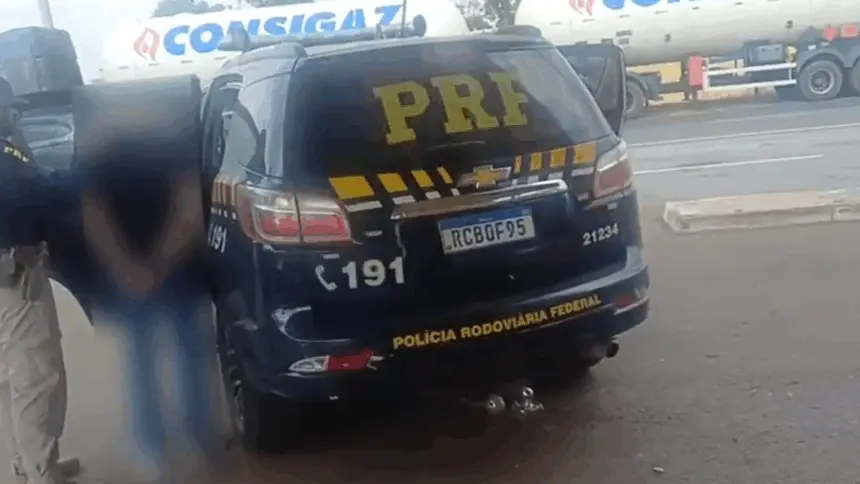 Durante fiscalização a ônibus, PRF apreende droga e detém foragido da Justiça na BR-153 Durante fiscalização a ônibus, PRF apreende droga e detém foragido da Justiça na BR-153