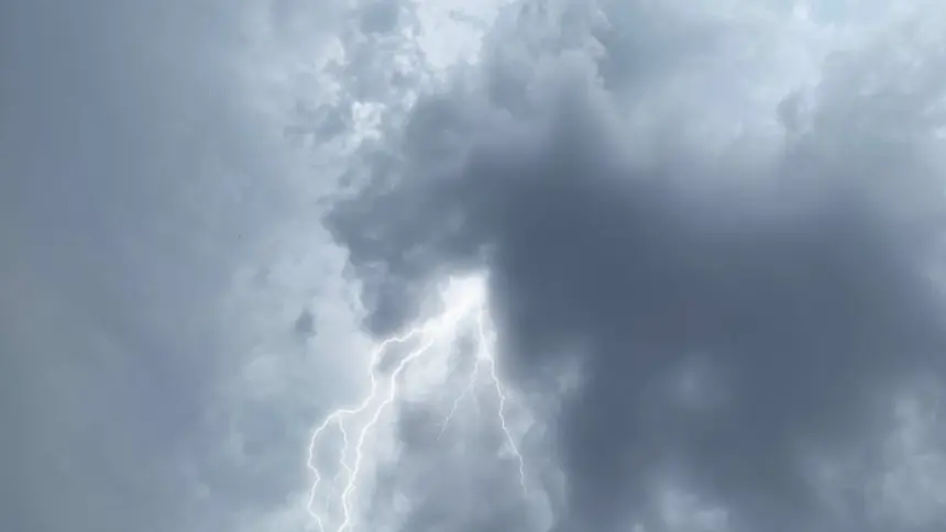 4 milhões de raios em 2025: por que uma descarga atmosférica é tão prejudicial para rede de energia? 4 milhões de raios em 2025: por que uma descarga atmosférica é tão prejudicial para rede de energia?