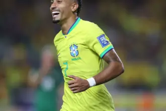 Brasileiro Raphinha é finalista do prêmio de melhor do mundo da Fifa