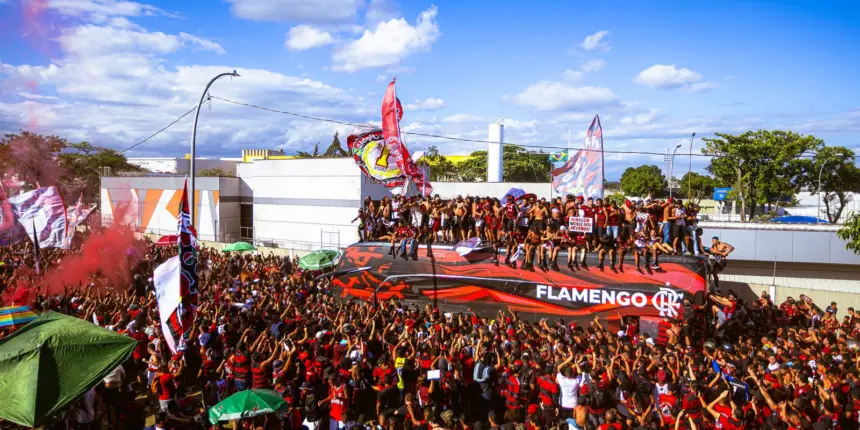 Flamengo embarca para final da Libertadores com festa da torcida Flamengo embarca para final da Libertadores com festa da torcida