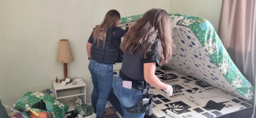 PCGO apreende arma e munições usadas por agressor que fez disparos contra portão da casa de ex-companheira, em Luziânia PCGO apreende arma e munições usadas por agressor que fez disparos contra portão da casa de ex-companheira, em Luziânia