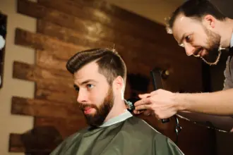 4 cortes de cabelo masculinos clássicos em alta