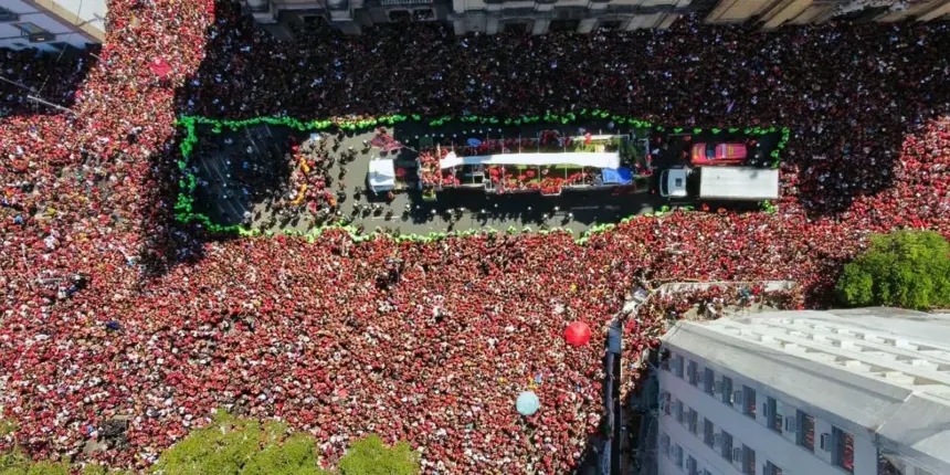 Famílias se juntam à multidão para festejar título do Flamengo no RJ Famílias se juntam à multidão para festejar título do Flamengo no RJ