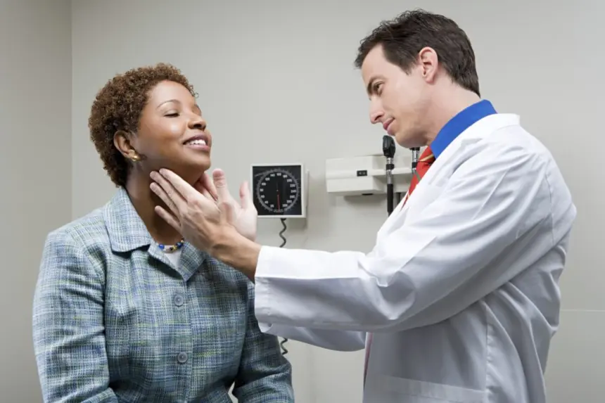 Caroço no pescoço: veja as causas e quando é necessário procurar um médico Caroço no pescoço: veja as causas e quando é necessário procurar um médico