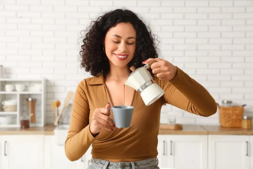 Café em excesso: efeitos no corpo e como diminuir a cafeína Café em excesso: efeitos no corpo e como diminuir a cafeína