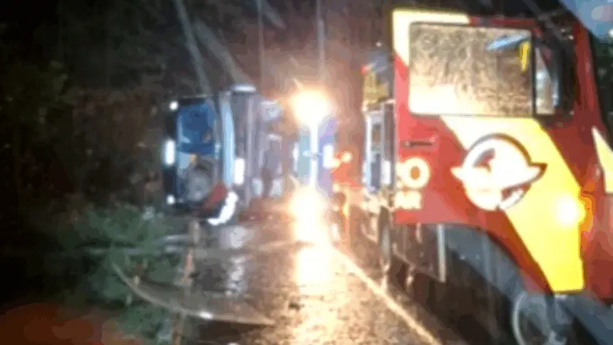Ônibus tomba na GO-060, e deixa três mortos e 35 feridos Ônibus tomba na GO-060, e deixa três mortos e 35 feridos