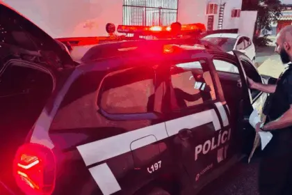 Homem agride sogra, causa queda em escada e é preso em flagrante