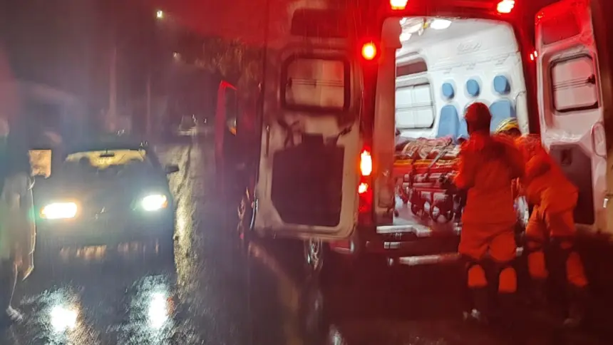 Homem é socorrido pelos bombeiros após atropelamento no Negrinho Carrilho Homem é socorrido pelos bombeiros após atropelamento no Negrinho Carrilho