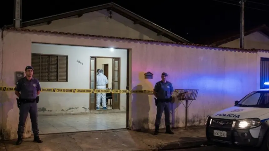 Homem é morto a facadas dentro de residência em Jaraguá Homem é morto a facadas dentro de residência em Jaraguá