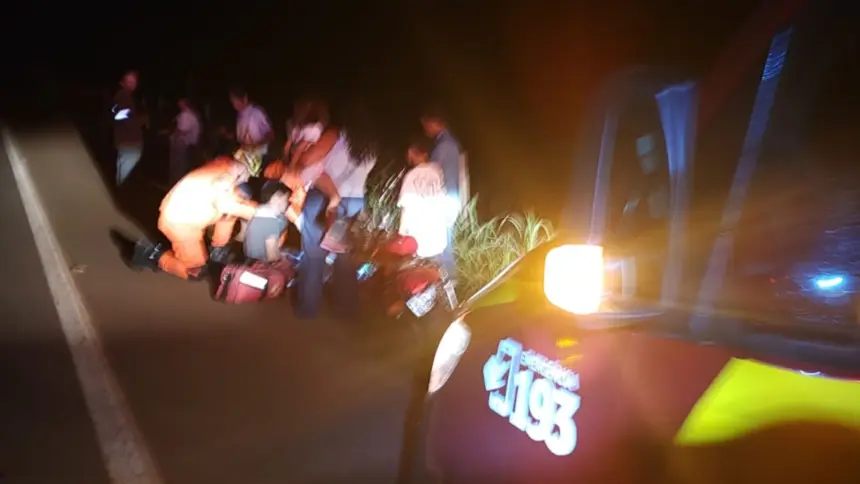 Motociclista fica ferido em colisão entre carro e moto na GO-230 Motociclista fica ferido em colisão entre carro e moto na GO-230