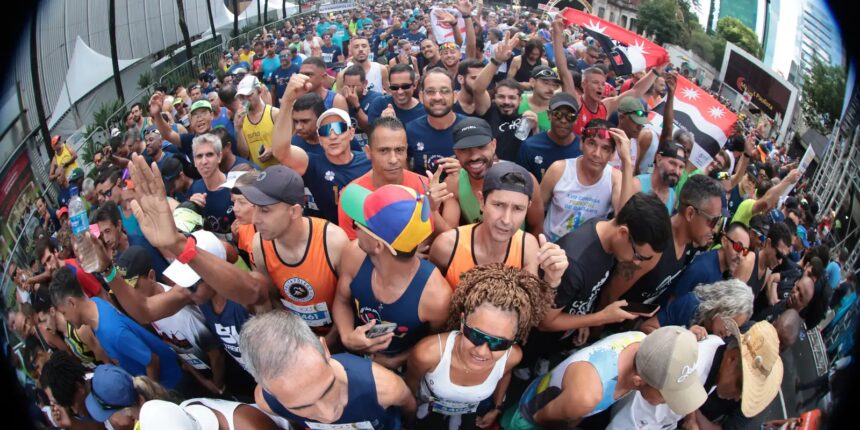 Com disposição e alegria, corredores anônimos agitam a São Silvestre Com disposição e alegria, corredores anônimos agitam a São Silvestre