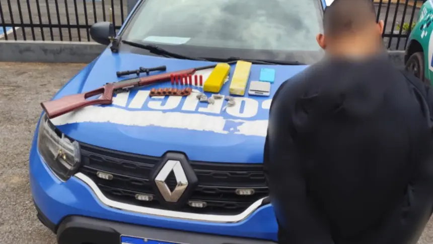 Polícia prende suspeito por tráfico de drogas e posse ilegal de arma Polícia prende suspeito por tráfico de drogas e posse ilegal de arma
