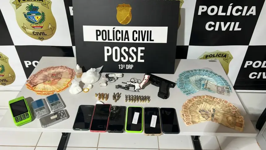PCGO prende família em Posse por tráfico de drogas, associação para o tráfico e posse irregular de arma de fogo PCGO prende família em Posse por tráfico de drogas, associação para o tráfico e posse irregular de arma de fogo