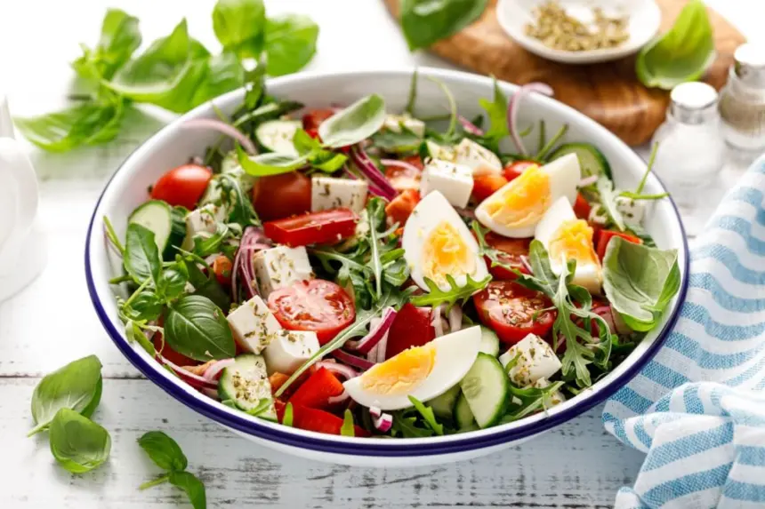 Saladas ricas em proteínas: 5 receitas leves e nutritivas para o almoço Saladas ricas em proteínas: 5 receitas leves e nutritivas para o almoço