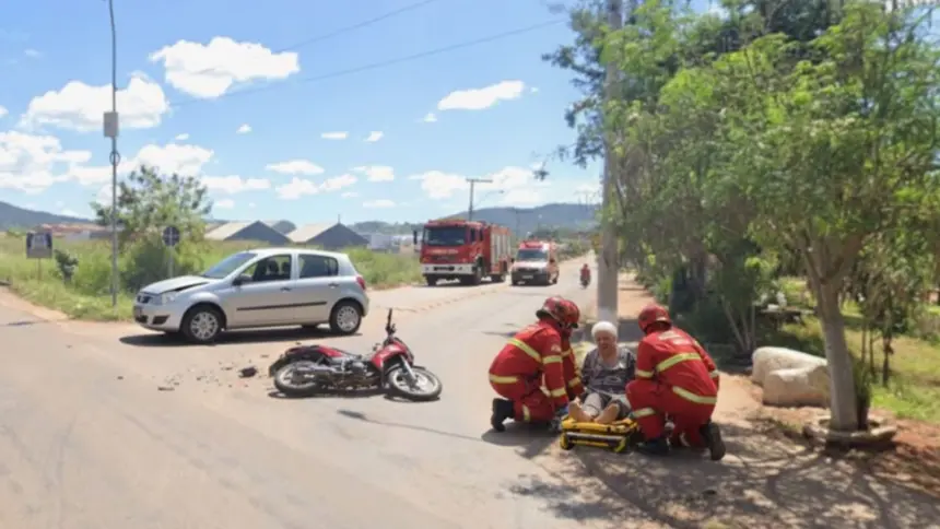 Acidente entre carro e moto deixa idosa ferida no norte de Goianésia Acidente entre carro e moto deixa idosa ferida no norte de Goianésia