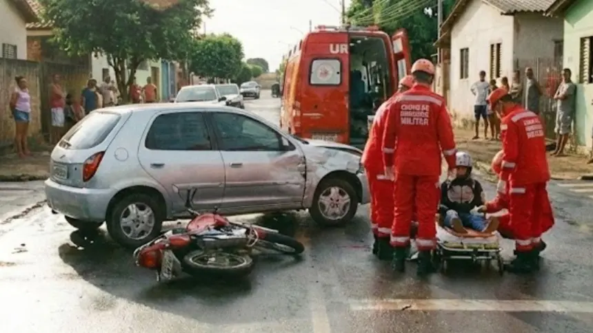 Acidente entre carro e moto deixa motociclista ferida no Jardim do Cerrado Acidente entre carro e moto deixa motociclista ferida no Jardim do Cerrado