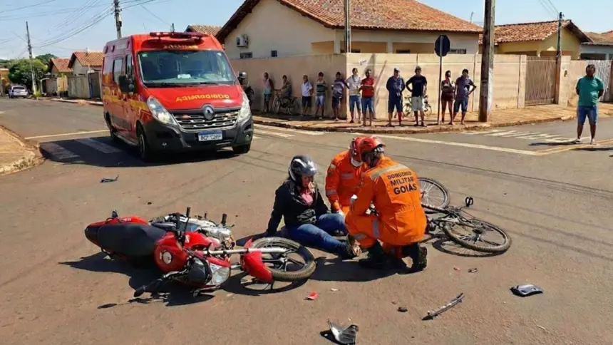 Colisão entre moto e bicicleta deixa motociclista ferida no Bairro Carrilho Colisão entre moto e bicicleta deixa motociclista ferida no Bairro Carrilho