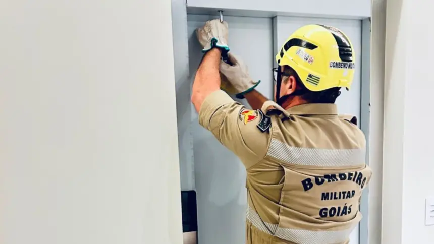 Bombeiros resgatam pessoas presas em elevador no norte de Goianésia Bombeiros resgatam pessoas presas em elevador no norte de Goianésia