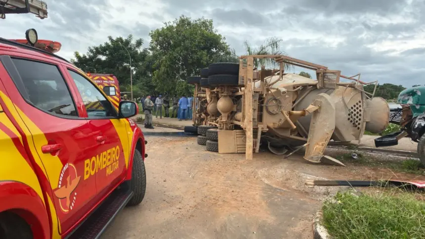 Caminhão bitoneira tomba em rótula da lagoa e mobiliza bombeiros Caminhão bitoneira tomba em rótula da lagoa e mobiliza bombeiros