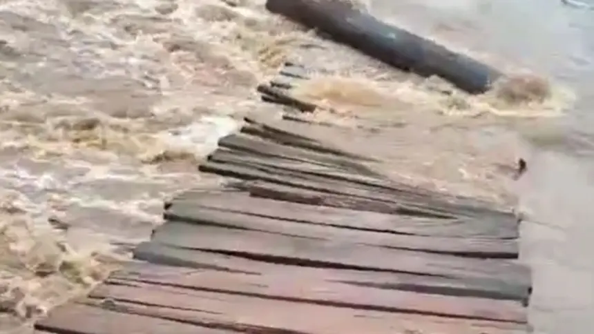 Forte chuva destrói pinguelão no Rio do Peixe e isola moradores da zona rural Forte chuva destrói pinguelão no Rio do Peixe e isola moradores da zona rural