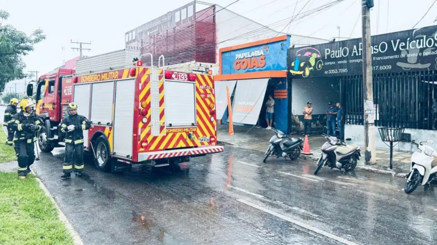 Rompimento de fio de alta tensão causa incêndio e danifica veículos no Centro de Goianésia Rompimento de fio de alta tensão causa incêndio e danifica veículos no Centro de Goianésia