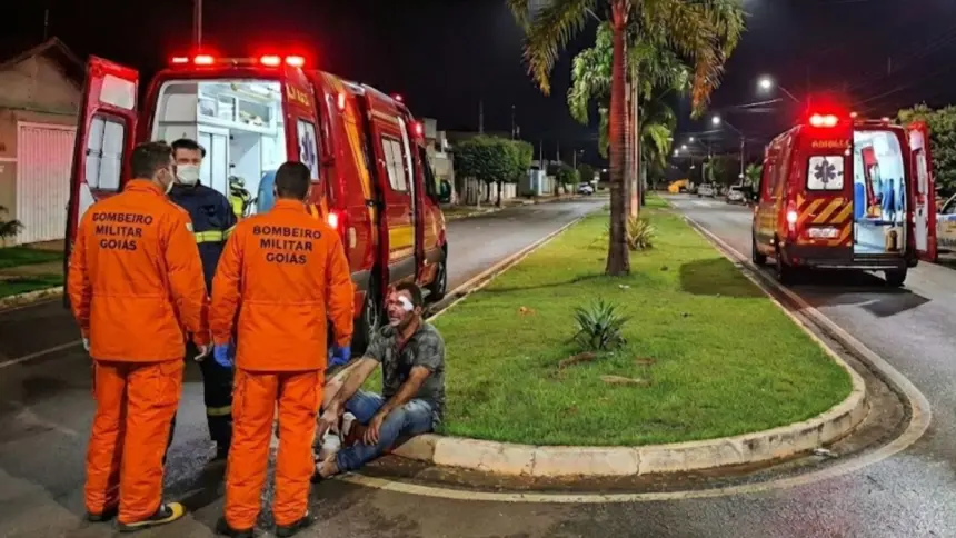Paciente é brutalmente agredido durante assalto ao deslocar para ponto de van no leste de Goianésia Paciente é brutalmente agredido durante assalto ao deslocar para ponto de van no leste de Goianésia