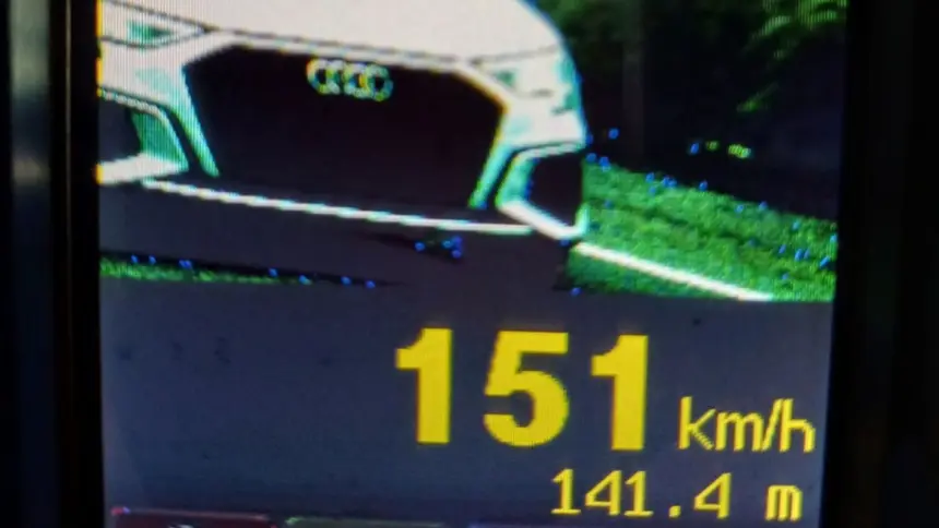 PRF prende motorista flagrado a 151 km/h e sem placa dianteira na BR-153 PRF prende motorista flagrado a 151 km/h e sem placa dianteira na BR-153