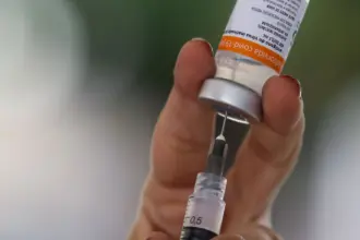Há 5 anos, Brasil aplicava primeiras doses de vacina contra a covid-19