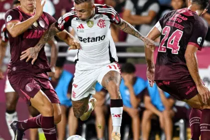 Flamengo joga mal e inicia Recopa Sul-Americana com derrota