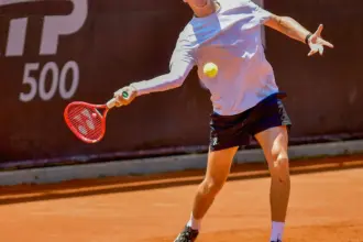 João Fonseca vence Thiago Monteiro em duelo brasileiro pelo Rio Open