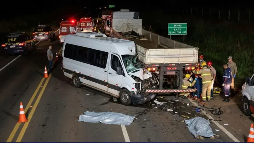 Cinco morrem e 11 ficam feridos em grave acidente na BR-020 Cinco morrem e 11 ficam feridos em grave acidente na BR-020