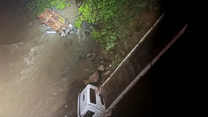 Mulher morre e 6 pessoas ficam feridas em grave acidente na BR-364 Mulher morre e 6 pessoas ficam feridas em grave acidente na BR-364