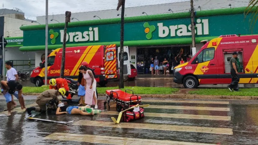 Acidente entre duas motocicletas deixa três feridos na Avenida Goiás, no norte de Goianésia Acidente entre duas motocicletas deixa três feridos na Avenida Goiás, no norte de Goianésia