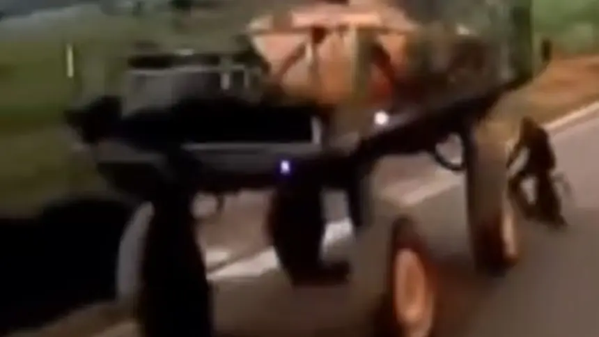 Adolescente morre ao tentar passar com bicicleta elétrica por baixo de pulverizador Adolescente morre ao tentar passar com bicicleta elétrica por baixo de pulverizador