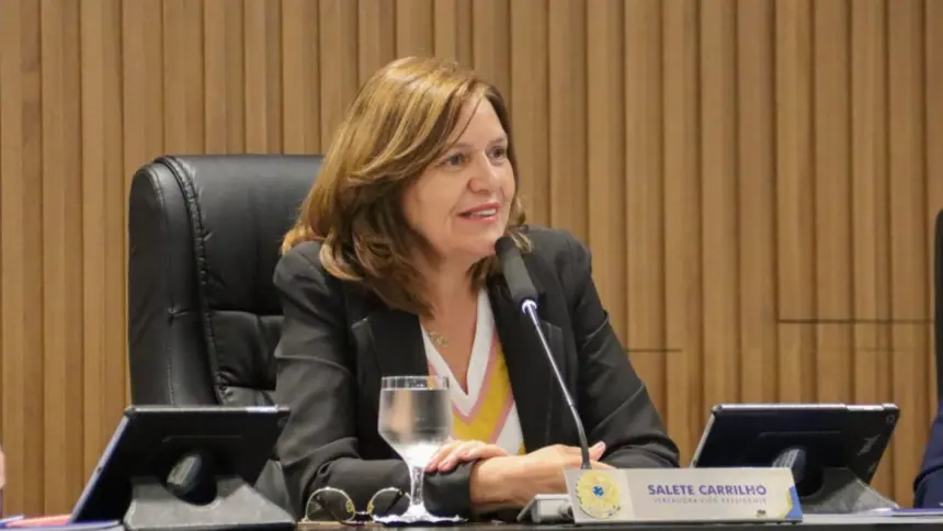 Vereadora Salete Carrilho propõe escolinha de futebol no Jardim Esperança Vereadora Salete Carrilho propõe escolinha de futebol no Jardim Esperança