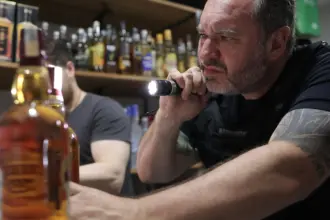 Carnaval: metanol em bebidas liga sinal de alerta nos estados