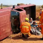 Corpo de Bombeiros de Goianésia atende capotamento de camionete em estrada vicinal