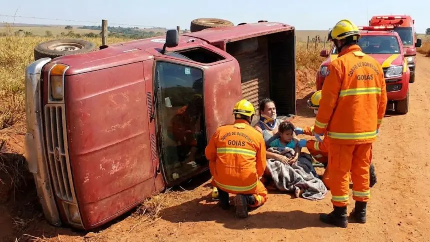 Corpo de Bombeiros de Goianésia atende capotamento de camionete em estrada vicinal Corpo de Bombeiros de Goianésia atende capotamento de camionete em estrada vicinal