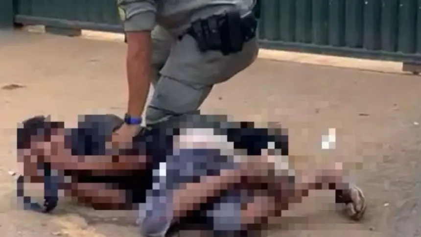 Homem é preso por importunação sexual ao ser pego se masturbando em frente a crianças Homem é preso por importunação sexual ao ser pego se masturbando em frente a crianças