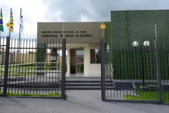 MPGO reúne comerciantes de Goianésia para tratar da desobstrução de calçadas e concede prazo de 30 dias para adequação