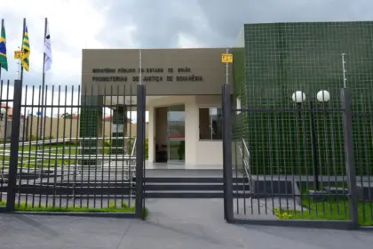 MPGO reúne comerciantes de Goianésia para tratar da desobstrução de calçadas e concede prazo de 30 dias para adequação