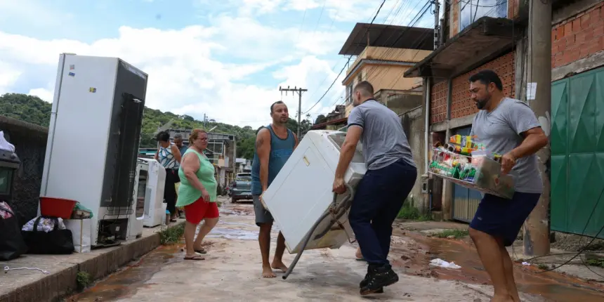 Saúde envia equipes do SUS para áreas atingidas pela chuva em Minas Saúde envia equipes do SUS para áreas atingidas pela chuva em Minas